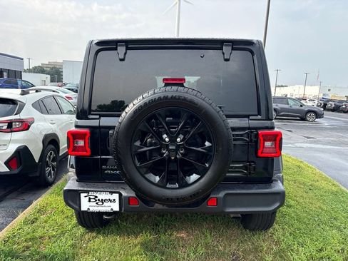 Used 2025 Jeep Wrangler Unlimited Sahara AWD/4WD image 4