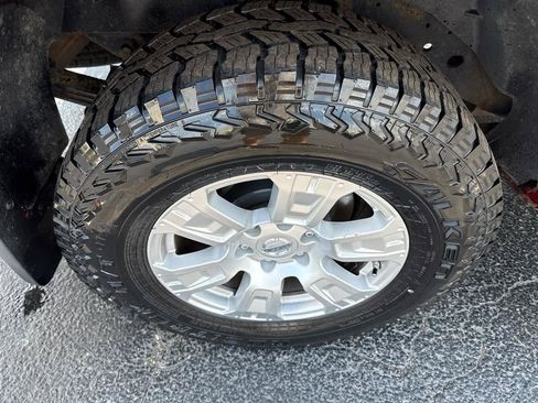 Used 2017 Nissan Titan SV AWD/4WD image 9