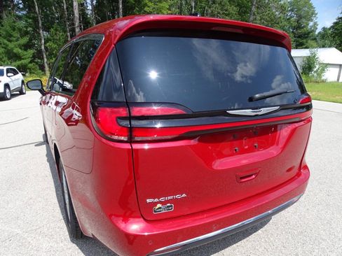 Used 2024 Chrysler Pacifica Touring-L FWD image 7