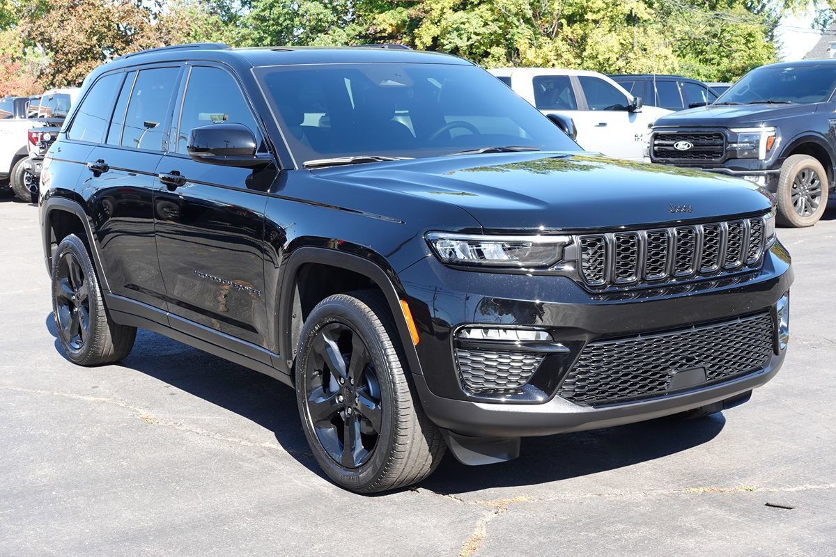 Used 2024 Jeep Grand Cherokee Limited w/ Black Appearance Package AWD/4WD image 4