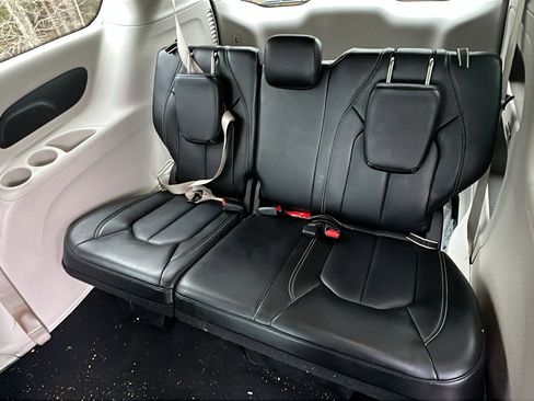 Used 2024 Chrysler Pacifica Touring-L image 23