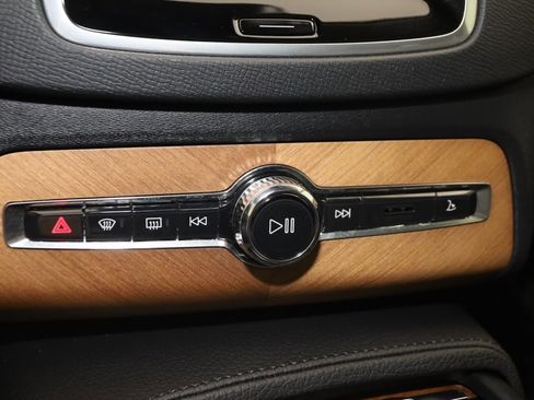 Used 2022 Volvo XC90 T6 Momentum w/ Climate Package image 31