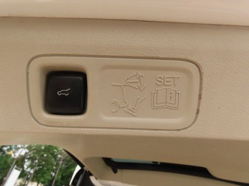 Used 2019 Lincoln Navigator Select w/ Technology Package RWD image 13