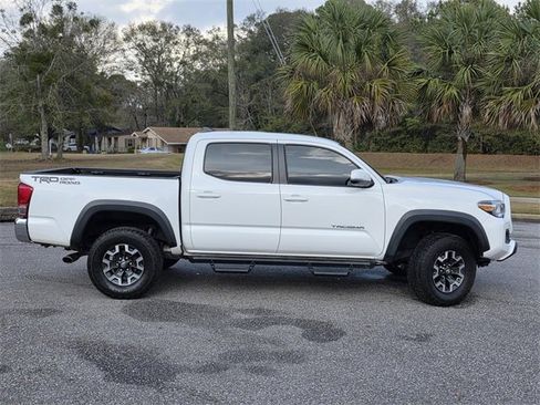 Used 2017 Toyota Tacoma TRD Off-Road image 32