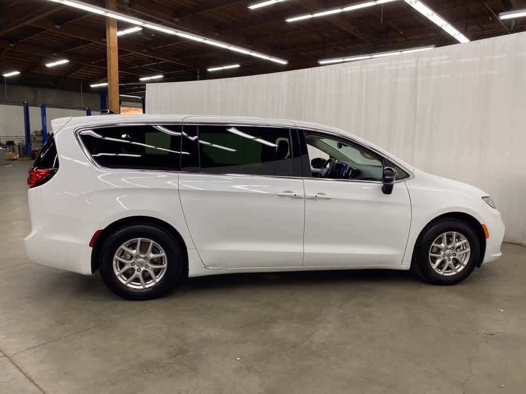 Used 2024 Chrysler Pacifica Touring-L FWD image 7