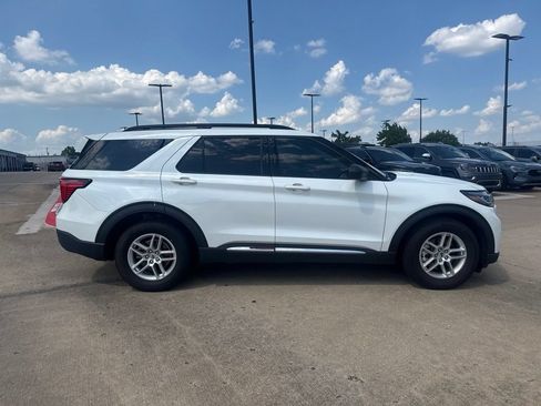 Used 2025 Ford Explorer Active RWD image 2