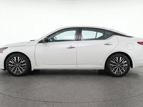 Used 2025 Nissan Altima 2.5 SV FWD image 5