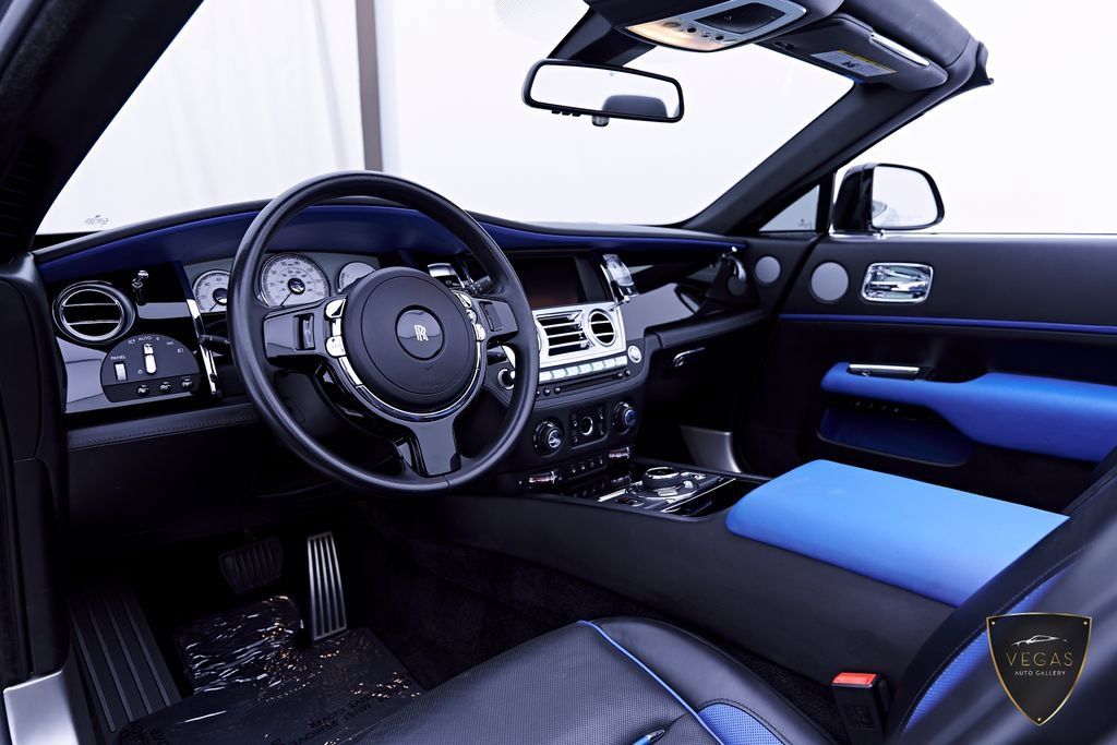 Used 2019 Rolls-Royce Dawn RWD image 2