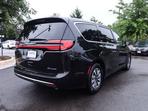 Used 2022 Chrysler Pacifica Touring-L w/ Uconnect Theater Family Group FWD image 9
