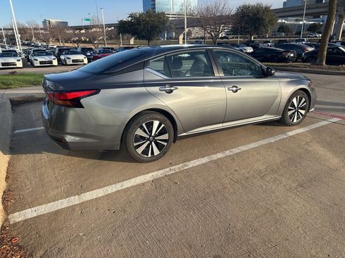 Certified 2022 Nissan Altima 2.5 SV image 3