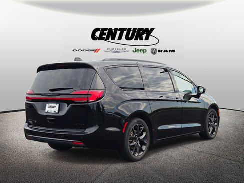 Used 2024 Chrysler Pacifica Limited w/ S Appearance Package FWD image 4