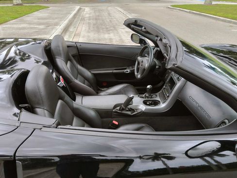 Used 2006 Chevrolet Corvette Convertible w/ Preferred Equipment Group RWD image 29