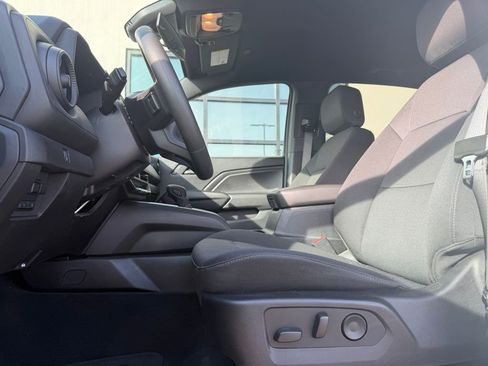 Used 2024 Chevrolet Colorado Trail Boss w/ Technology Package image 6