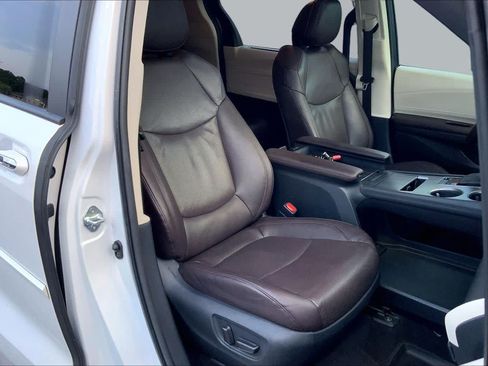 Used 2023 Toyota Sienna Platinum FWD image 8