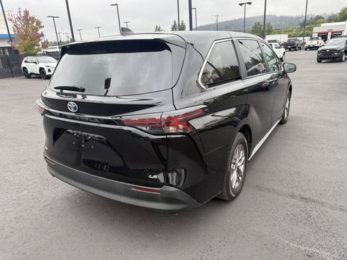 Used 2025 Toyota Sienna LE FWD image 5