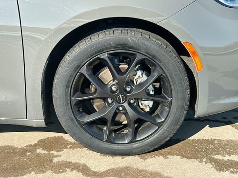 Used 2025 Chrysler Pacifica Limited image 10