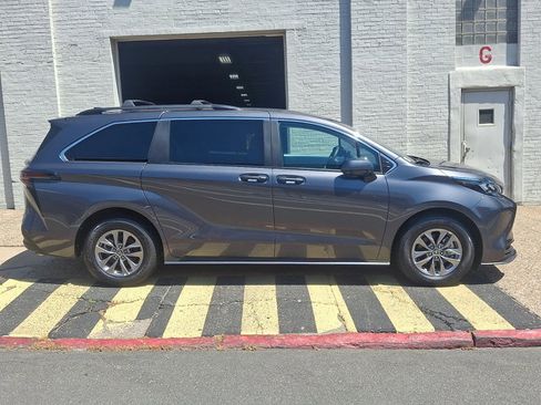 Used 2025 Toyota Sienna LE FWD image 7
