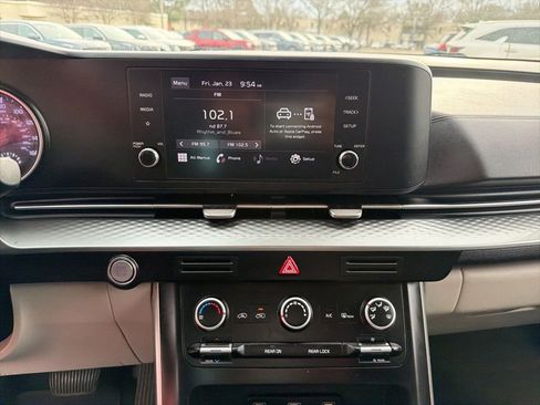 Used 2022 Kia Carnival LX image 18