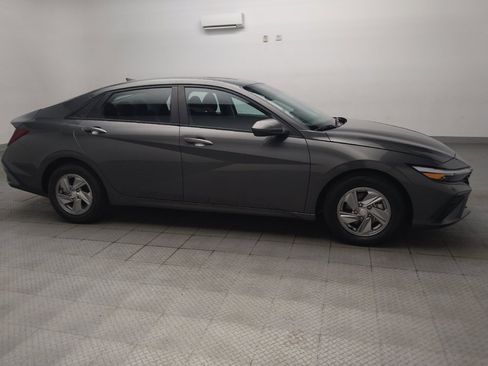 Used 2024 Hyundai Elantra SE FWD image 11