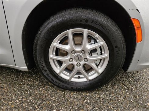 Used 2024 Chrysler Pacifica Touring-L image 8