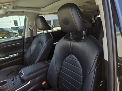 Used 2023 Toyota Highlander XLE FWD image 12