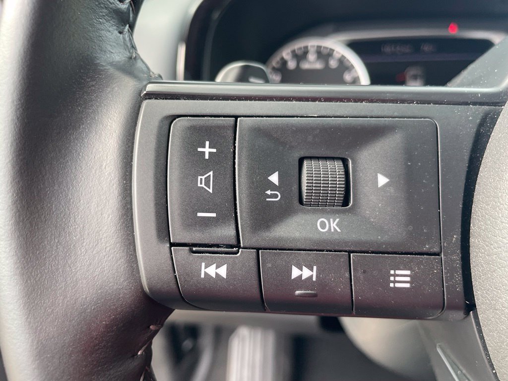 Used 2025 Nissan Pathfinder SV FWD image 8