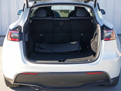 Used 2021 Tesla Model Y 2WD image 9