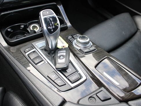 Used 2011 BMW 550i xDrive Sedan image 18