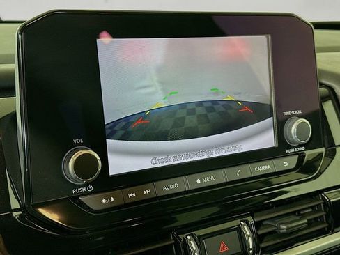 Used 2025 Nissan Pathfinder SV image 16