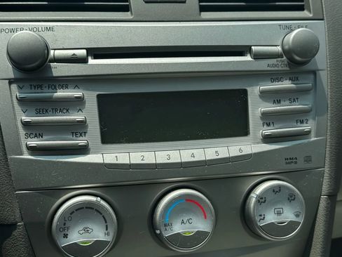 Used 2010 Toyota Camry LE image 18