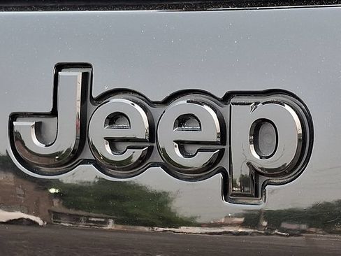 Used 2021 Jeep Cherokee Latitude Plus AWD/4WD image 30
