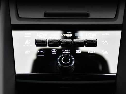 Certified 2025 Porsche Macan 4S Electric AWD/4WD image 37