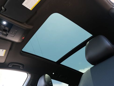 Used 2020 Volkswagen Atlas Cross Sport SE w/ Panoramic Sunroof Package FWD image 26
