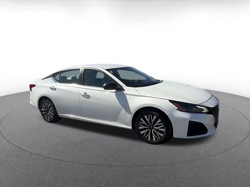 Used 2025 Nissan Altima 2.5 SV FWD image 2