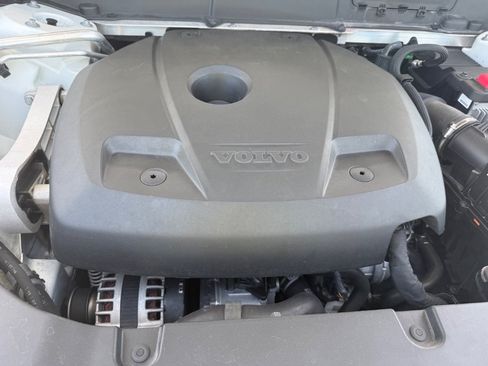 Used 2019 Volvo XC60 T5 Momentum w/ Premium Package FWD image 18
