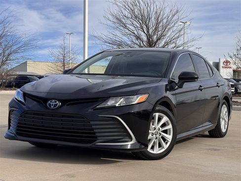 Used 2024 Toyota Camry LE image 2