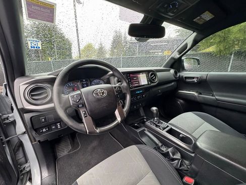 Used 2021 Toyota Tacoma TRD Off-Road w/ Technology Package AWD/4WD image 7