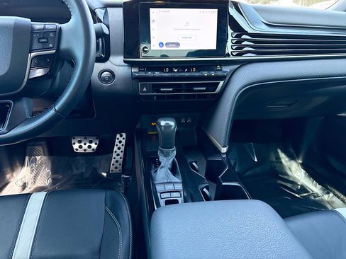 Used 2025 Toyota Camry SE w/ Convenience Package image 18