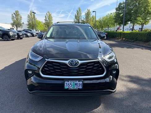 Used 2021 Toyota Highlander XLE AWD/4WD image 2