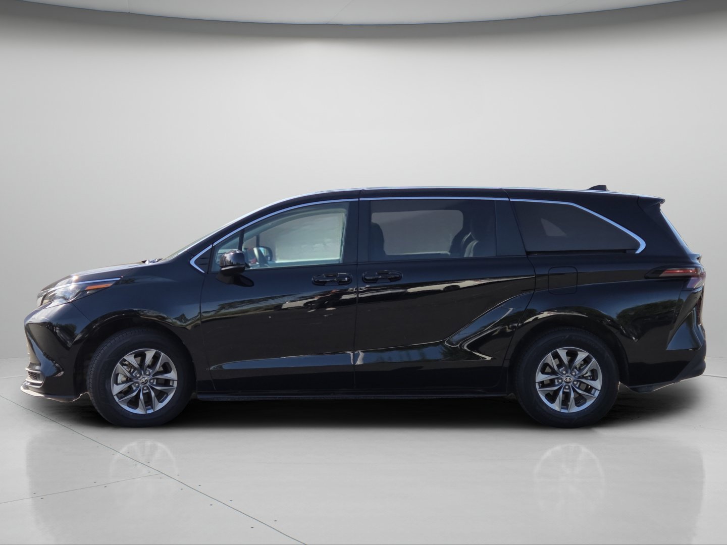 Used 2025 Toyota Sienna LE FWD image 18