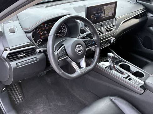 Used 2023 Nissan Altima 2.0 SR FWD image 2