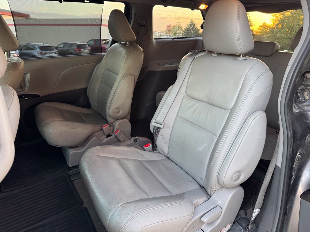 Certified 2018 Toyota Sienna XLE Premium w/ Carpet Mat Package FWD image 5