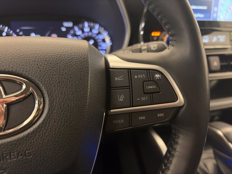 Used 2022 Toyota Highlander XLE AWD/4WD image 32