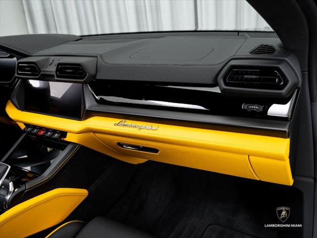 Used 2025 Lamborghini Urus SE AWD/4WD image 46