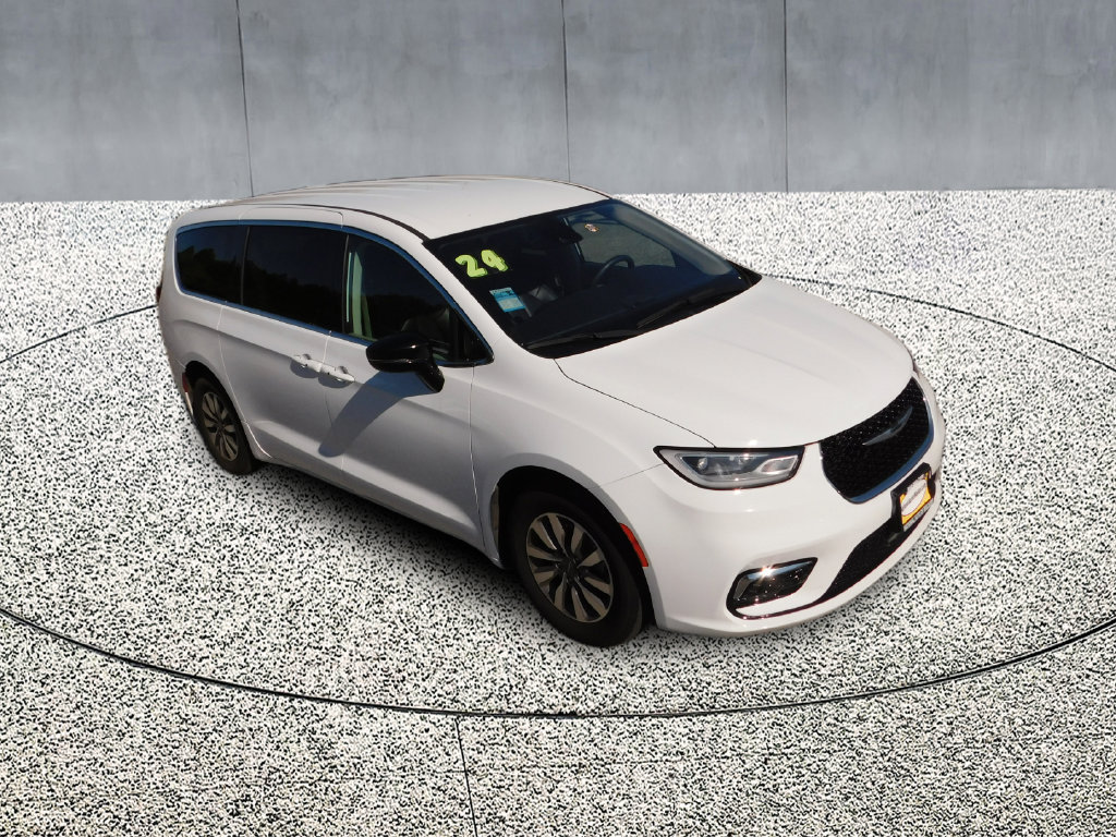 Used 2024 Chrysler Pacifica Limited FWD image 2
