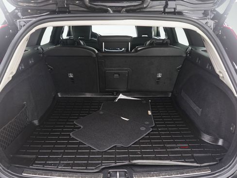 Used 2020 Volvo V60 T5 Cross Country image 9