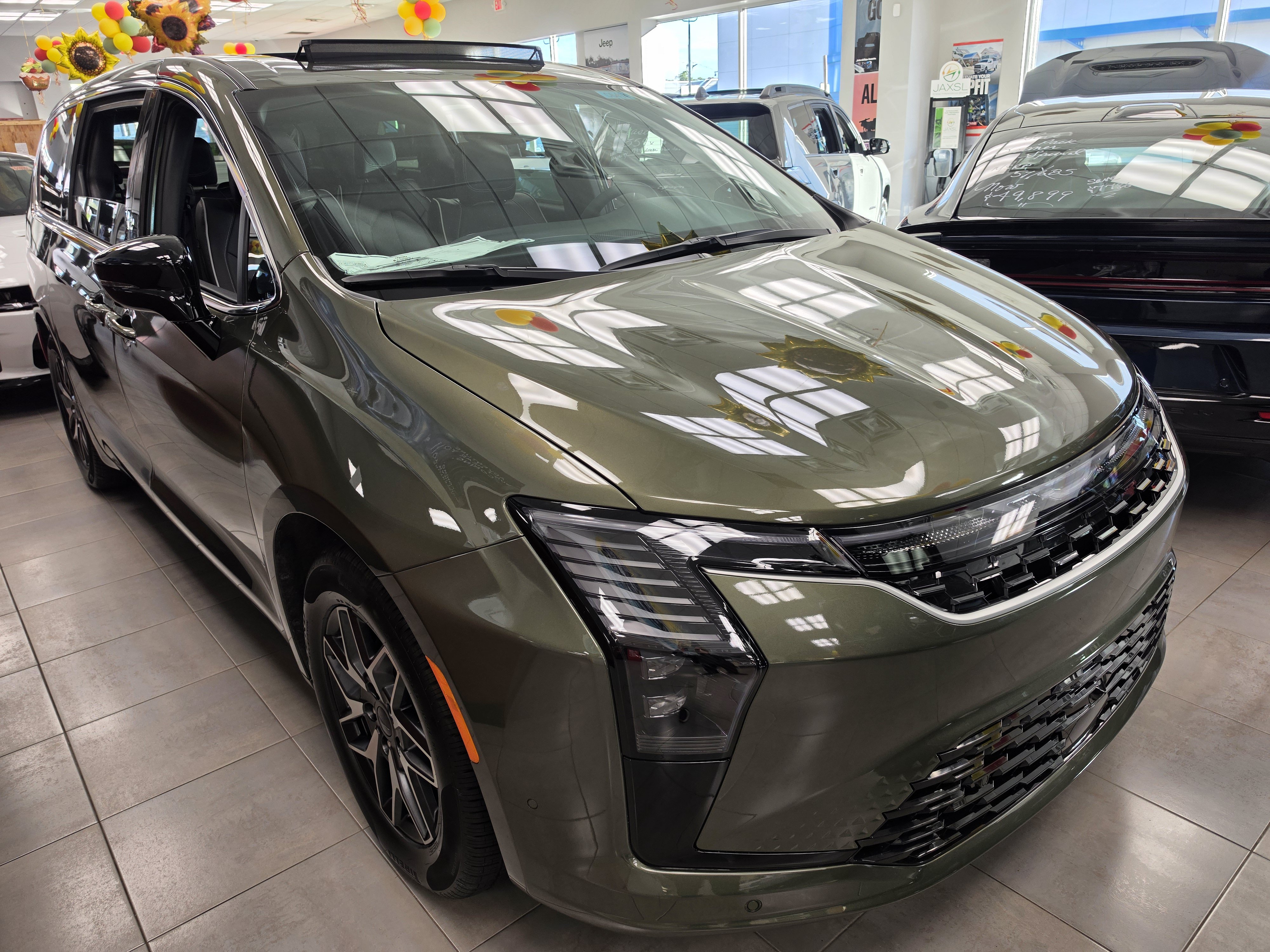 New 2027 Chrysler Pacifica Limited FWD image 1