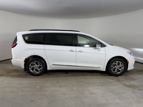 Used 2022 Chrysler Pacifica Limited w/ Uconnect Theater Family Group image 6