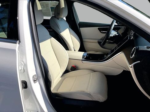 Used 2025 Mercedes-Benz C 300 4MATIC Sedan image 9
