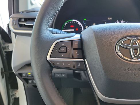 Used 2025 Toyota Sienna XLE image 17